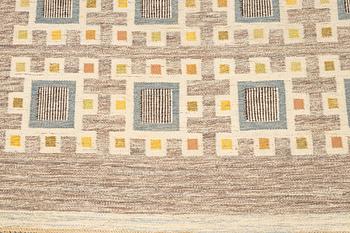 Edna Martin, a carpet, ”Oktandria”, rölakan, ca 303,5 x 197
cm signerad SH (Svensk hemslöjd).