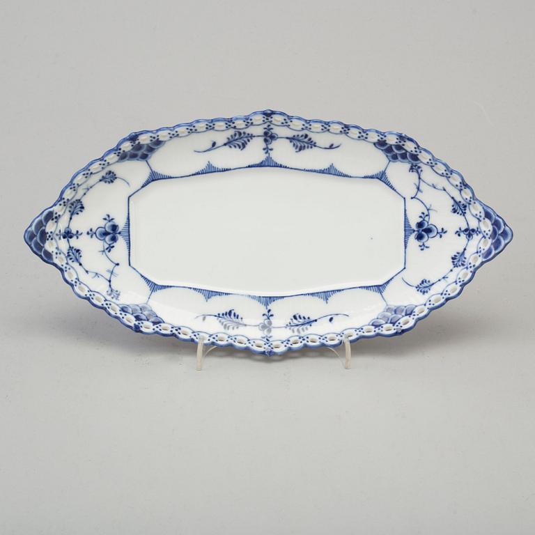 21 pieces of porcelain tableware from Royal Copenhagen, model "Musselmalet", 20th century.