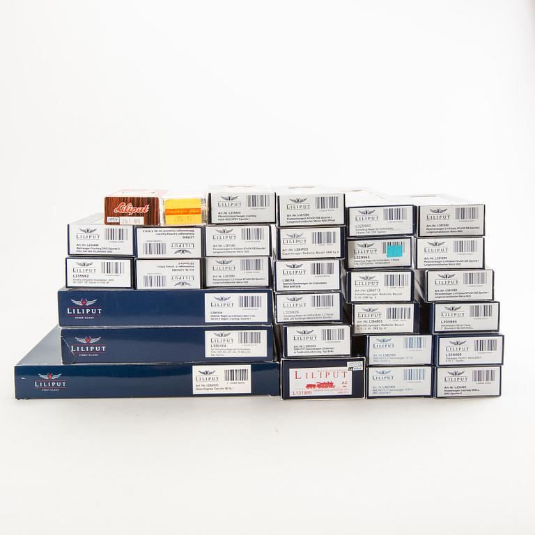 Liliput, 1 ånglok, 3 vagnset samt 26 vagnar, H0.