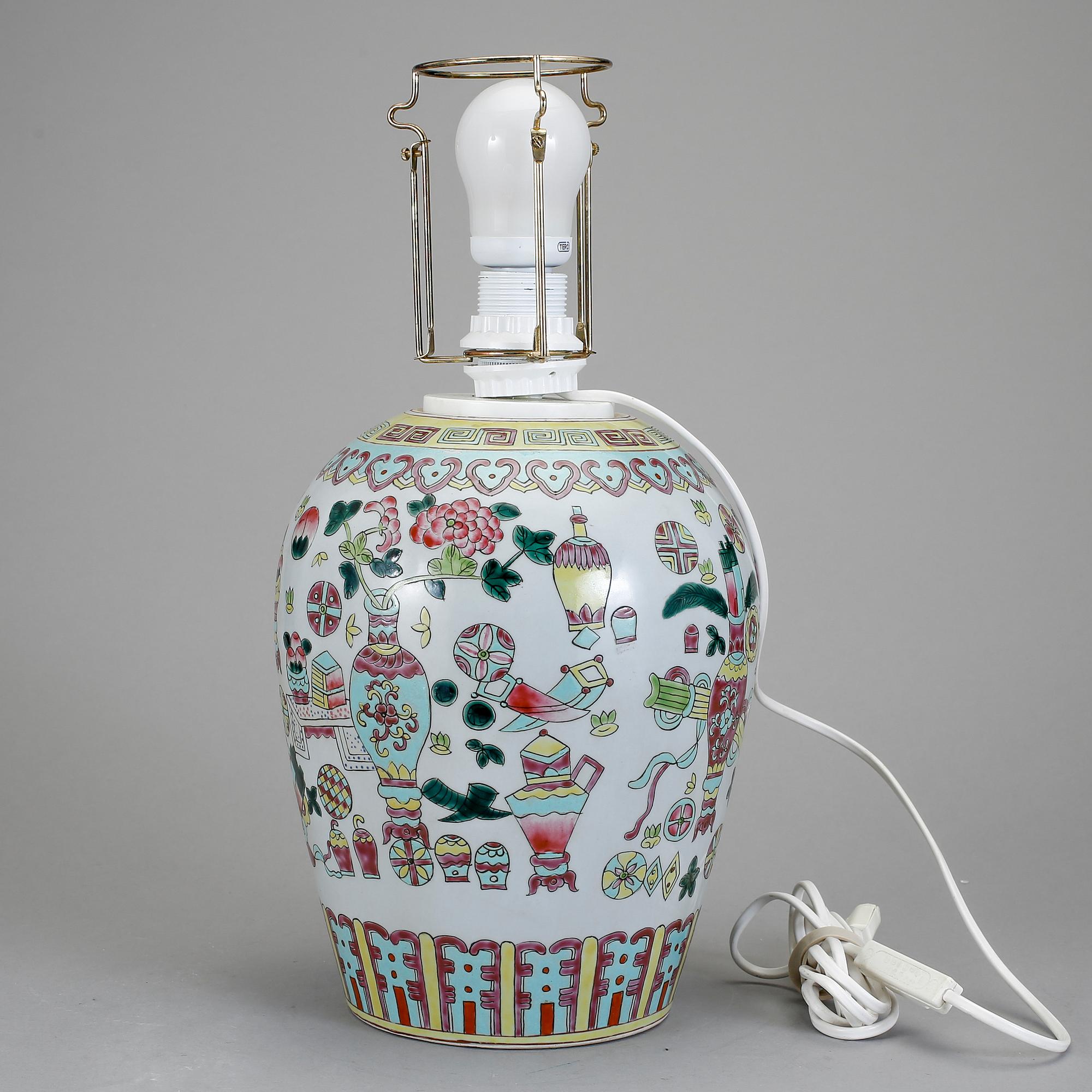 BORDSLAMPA, porslin, Kina, 1900-tal.