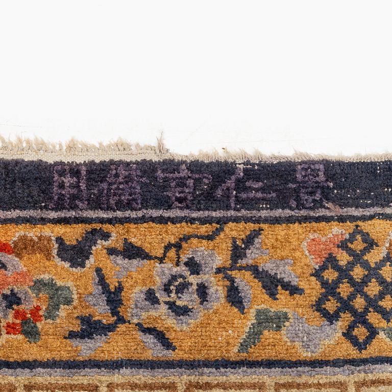 Palatsmatta, antik silke, Qingdynastin, omkring 1880. Mått ca 238 x 154,5 cm.