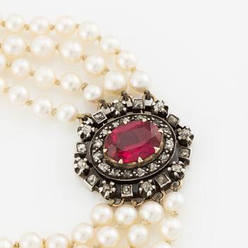 Collier, fyrradigt med odlade pärlor, lås guld och silver med gammalslipade diamanter och syntetisk sten.