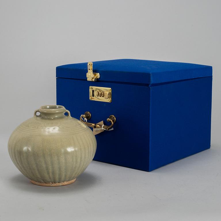 A cleadon glazed Sawnkhalok jar, South East Asia, 16th Century.