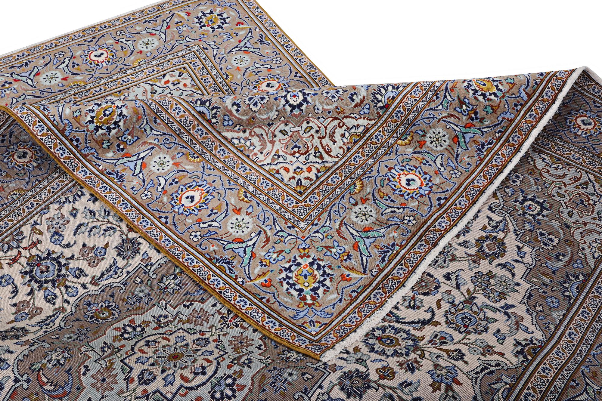 A Kashan carpet, c. 294 x 189 cm.
