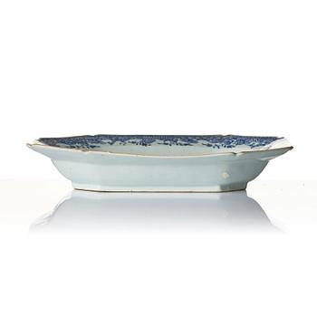 A blue and white tureen dish, Qing dynasty, Qianlong (1736-95).