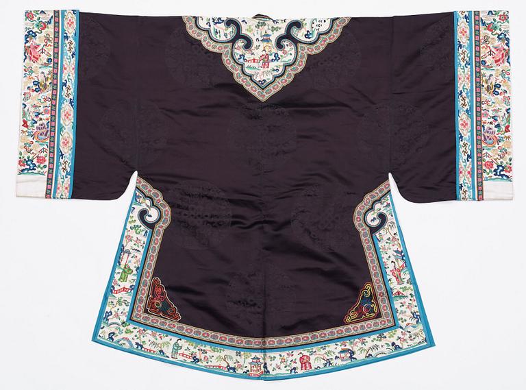 JACKET, silk. China early 20th century. Height 105 cm.