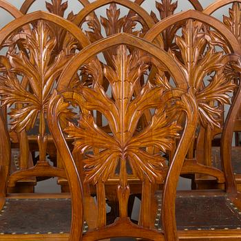 Karl Tirén, An Art Nouveau mahogany dining table with twelve chairs, A.B Naeslunds Möbelfabrik i Umeå, approx. 1901.