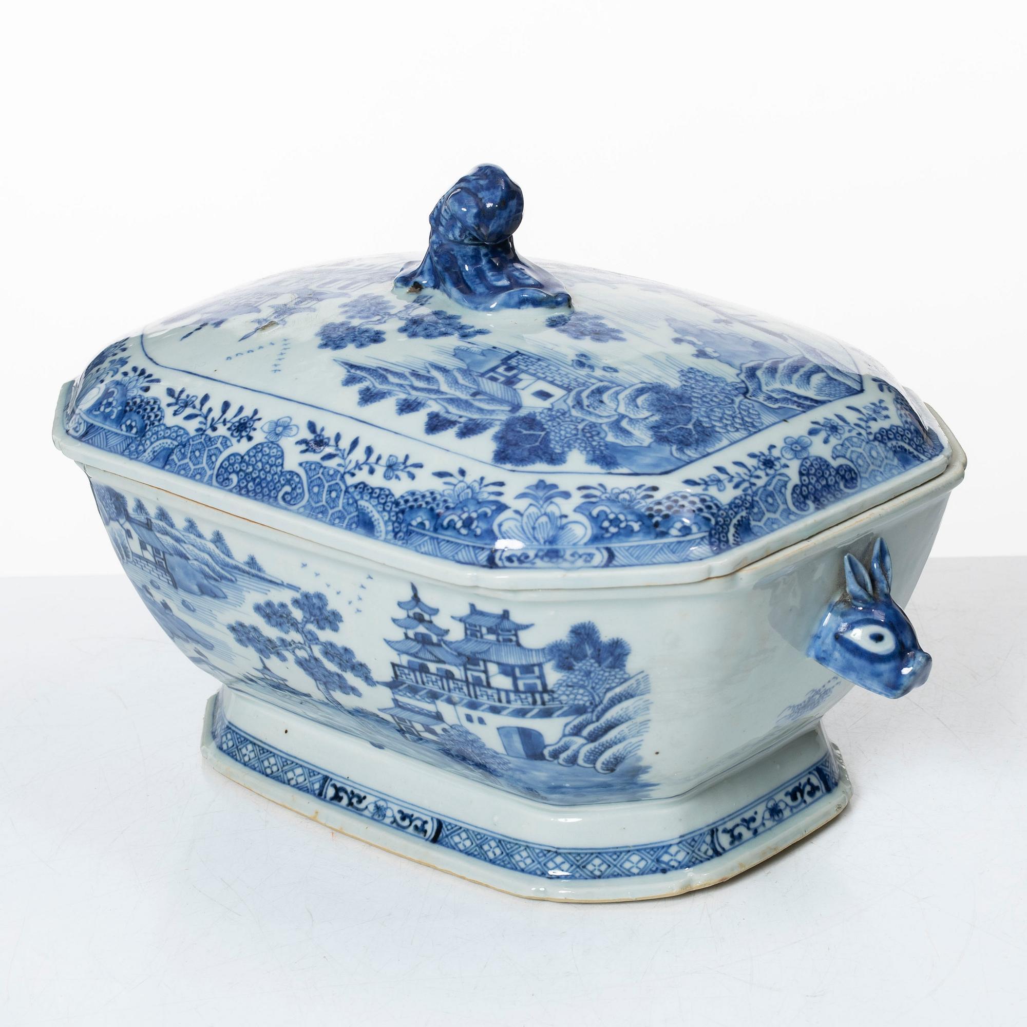 Terrin med lock, porslin. Qingdynastin, Qianlong (1736-95).