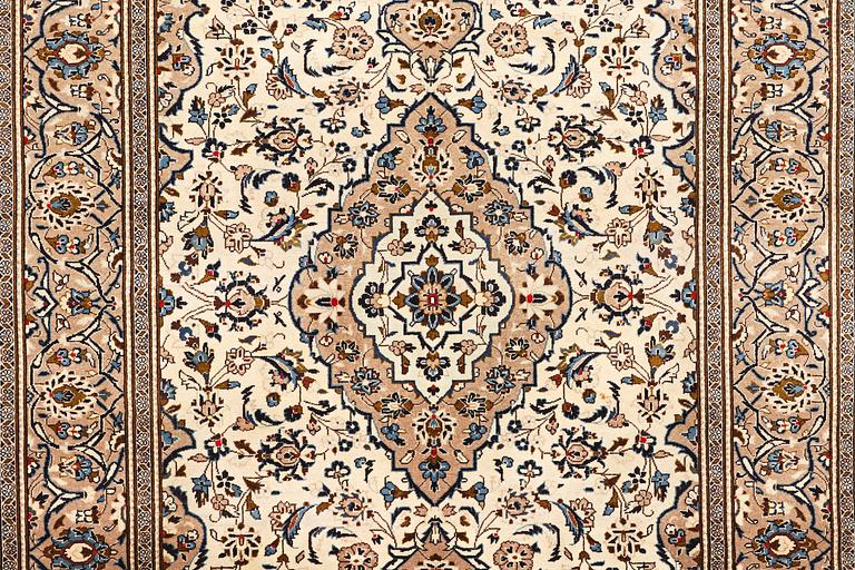 A carpet, Kashan, ca 293 x 193 cm.