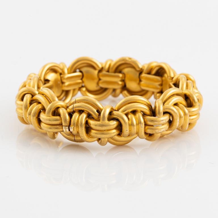 An 18K gold bracelet.