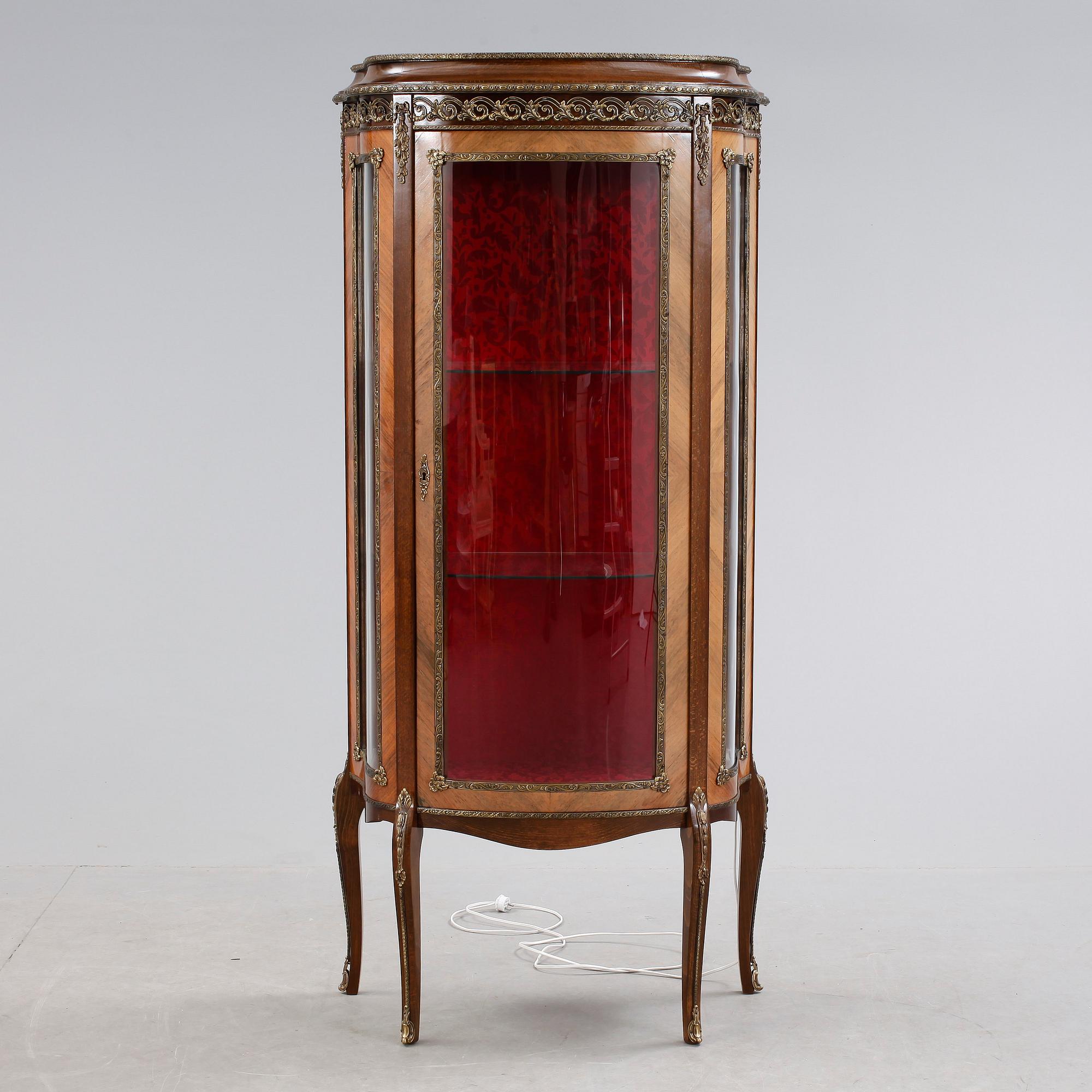 VITRINSKÅP, rokokostil, 1900-talets andra hälft.