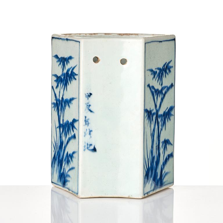 A blue and white Transitional vase/chopstick-holder, 17th Century.