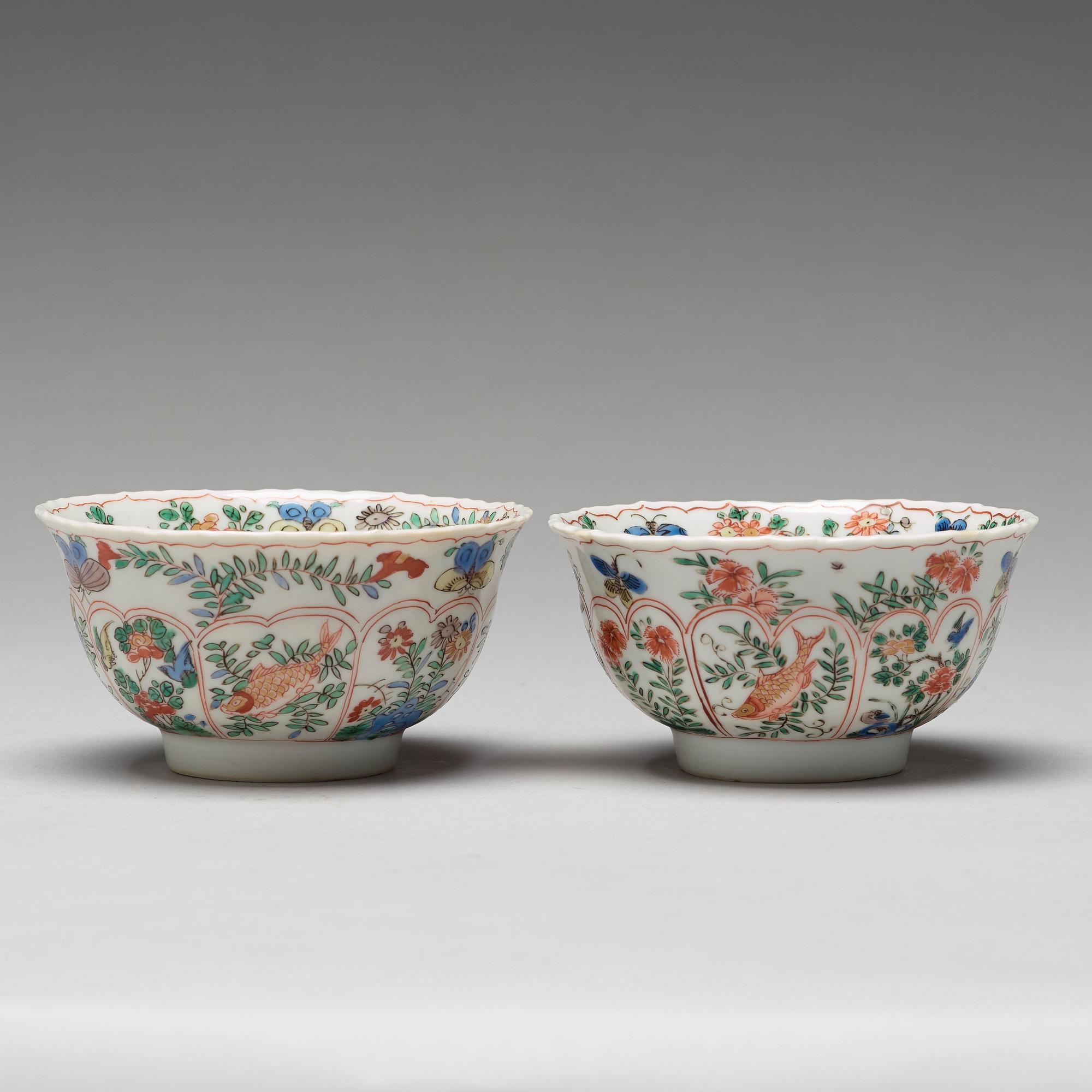 A pair of large famille verte cups with saucers, Qing dynasty, Kangxi (1662-1722).