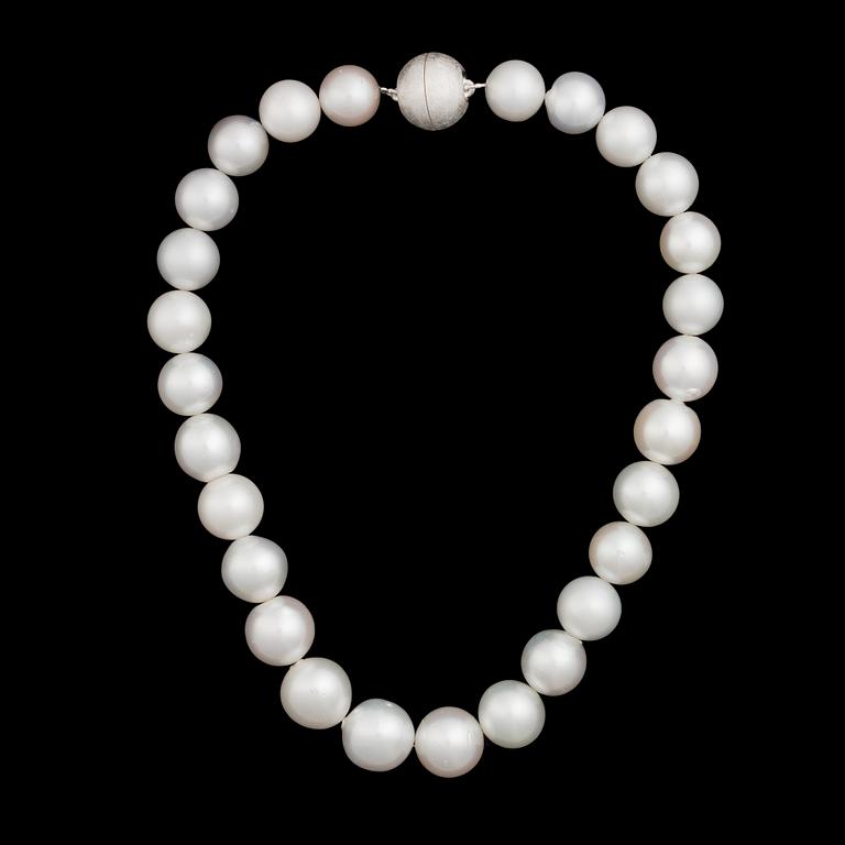 A PEARL NECKLACE, cultured South Sea pearls.