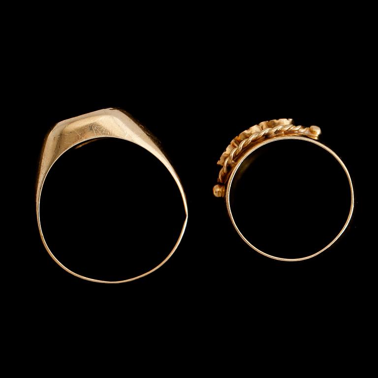 RINGAR, 2 st, 18K guld, med onyx och  3 st vita stenar. Total vikt ca 10 g.