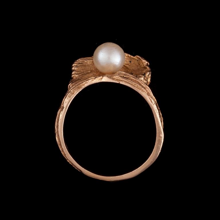 RING, 14K guld, pärla. Design Helky Juvonen. N. Westerback, Helsingfors 1972. Vikt ca 7,7 g.