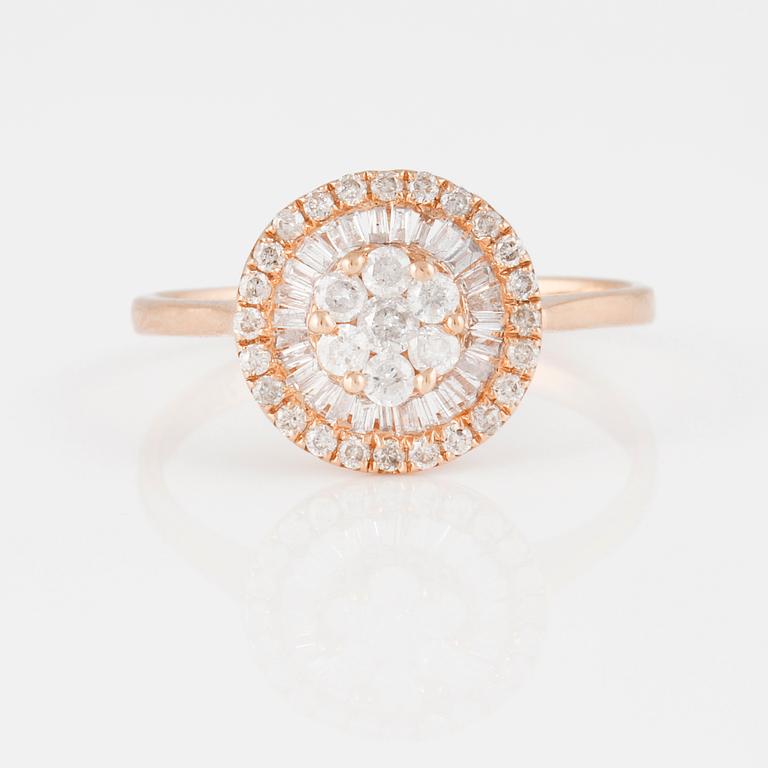 RING, 18K roséguld med baguette och briljantslipade diamanter ca 0.45 ct Vikt 2,1 gram.