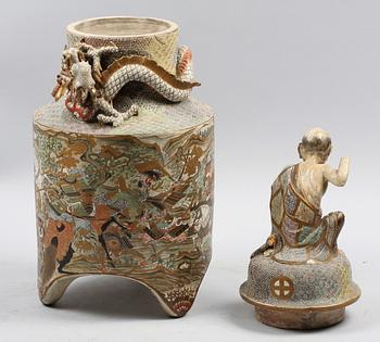 URNA MED LOCK, stengods, omkring år 1900, troligen Japan.