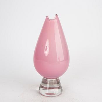 A 1950s glass vase.