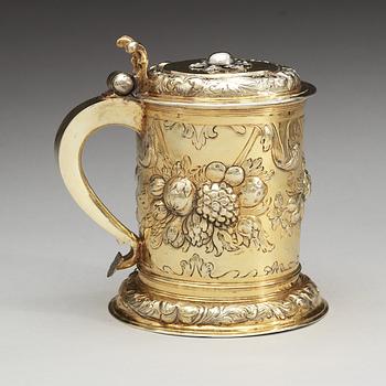 A German 17th century silver-gilt tankard, makers mark of Peter Rohde (1654-1677), Danzig.
