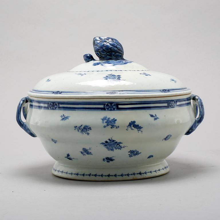 A porcelian chinese turren from the 18th century.