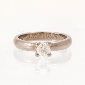 An 18K white gold solitaire ring set with a round brilliant-cut diamond, Sandberg.
