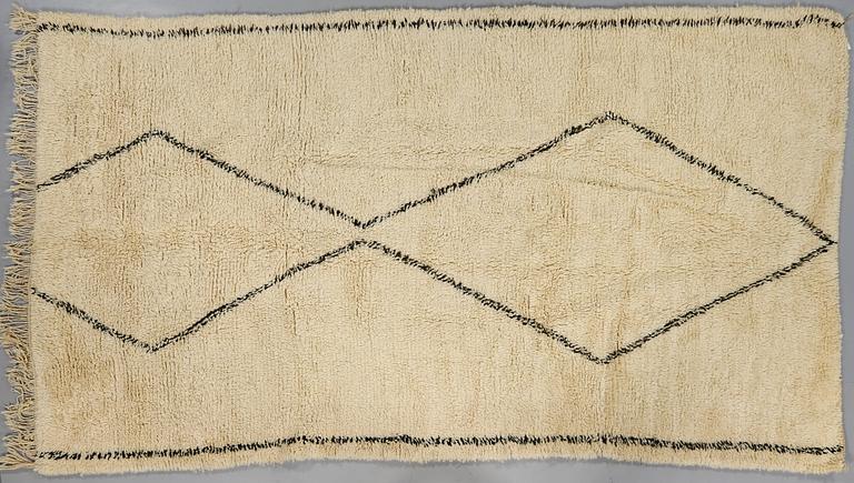 MATTA, Beni Ourain, troligen Marocko, modern tillverkning, 340 x 195 cm.