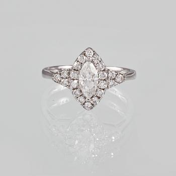 RING, 18k vitguld med briljantslipade diamanter ca 0.39 ct samt navettslipad diamant ca 0.44 ct. Vikt 3,2 gram.