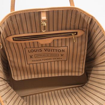 A Louis Vuitton Neverfull MM bag.