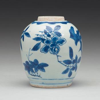 A blue and white Transitional jar, 17th Century.