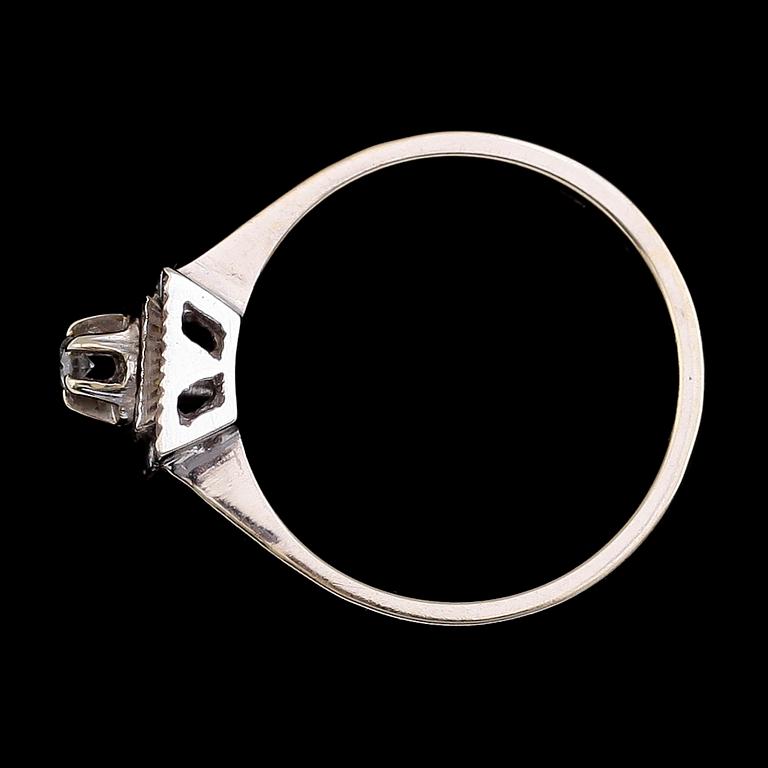 RING, 18 k vitguld med briljantslipad diamant ca 0.04 ct. Total vikt ca 3 gram.
