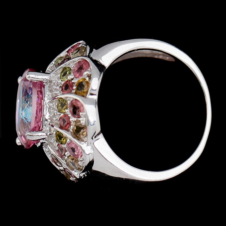 RING, sterlingsilver, färgad rosatonad topas ca 3.50 ct och olikfärgade tumaliner tot ca 3.00 ct.
