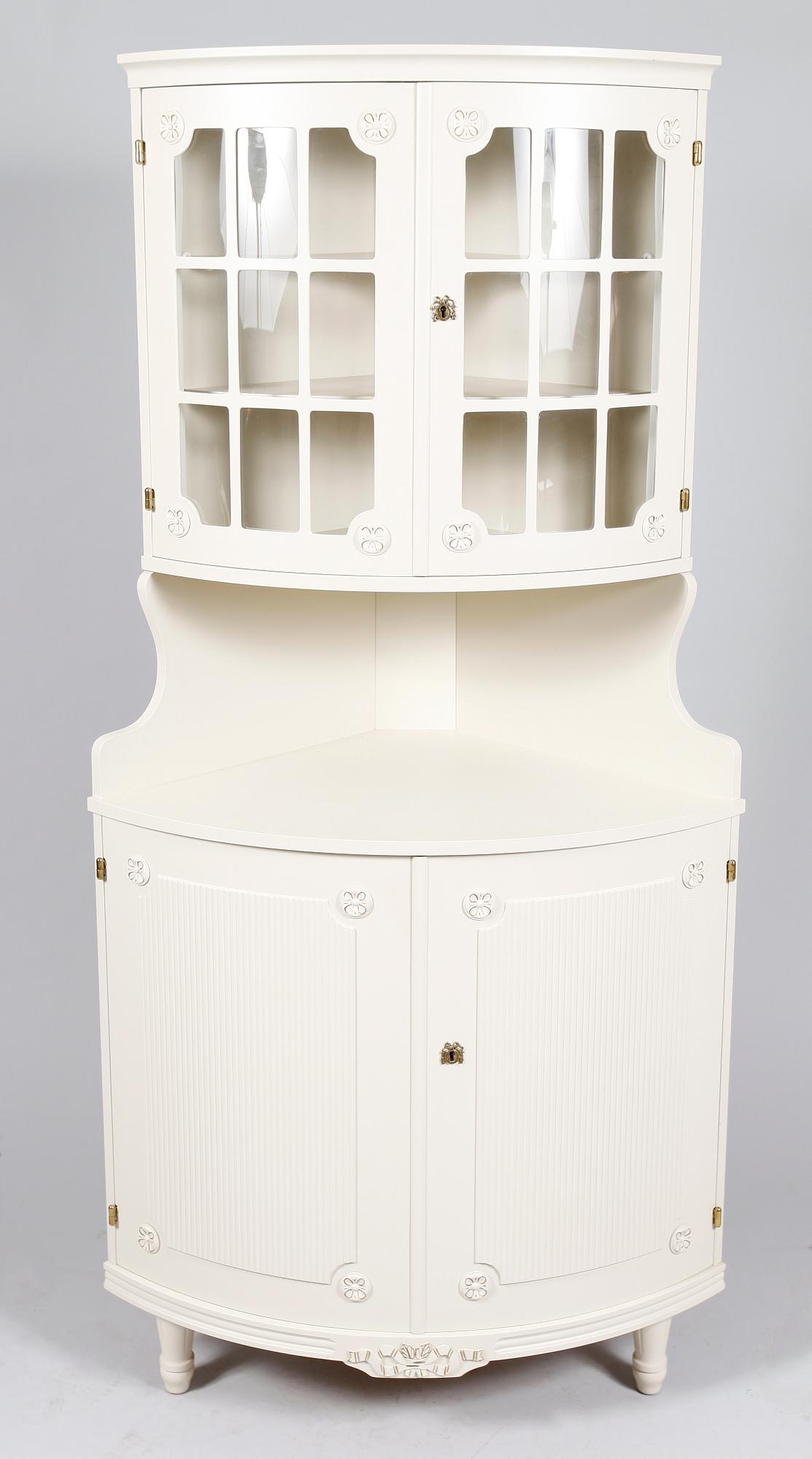 HÖRNVITRINSKÅP, gustaviansk stil, 1900-talets andra hälft.