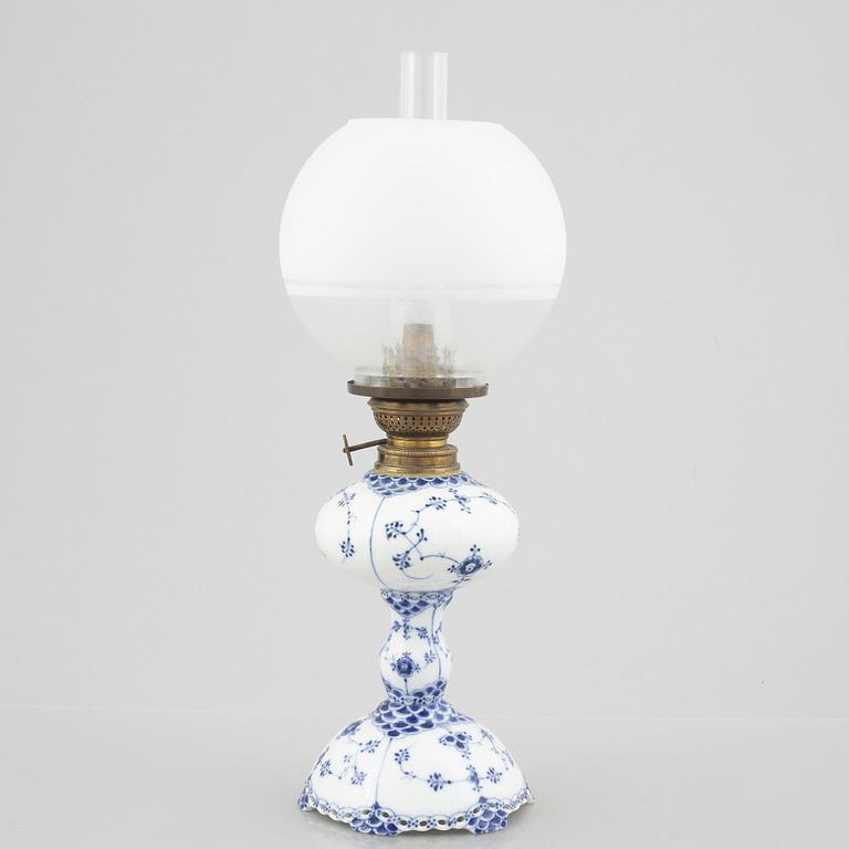 Fotogenlampa, porslin, Royal Copenhagen, "Musselmalet helblond", modell 426, 1898-1923.