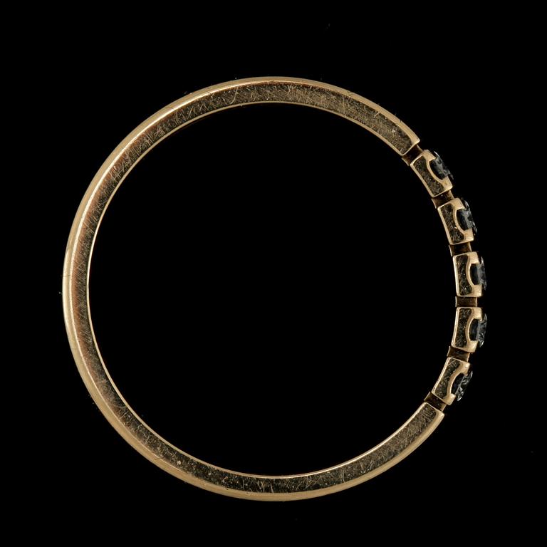 RING, alliansring, 14k guld med 5 små briljantslipade diamanter, tot ca 0,19 ct. Vikt ca 2,6 gram.