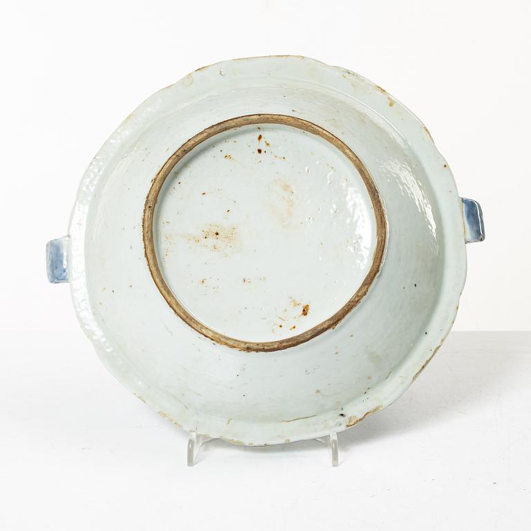 A warming stand and covered bowl, porcelain, China, 19th century.