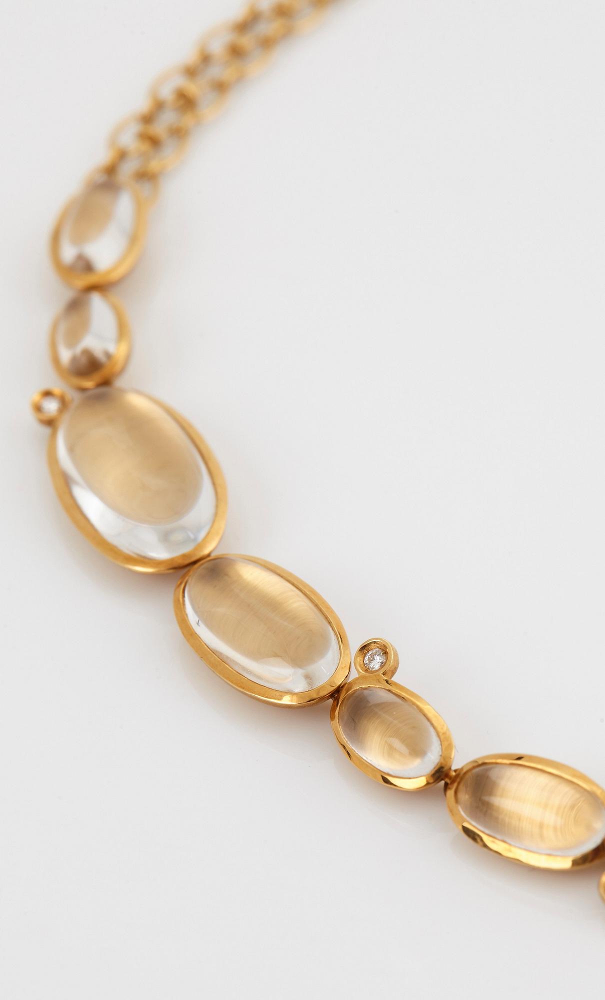 Collier Stern "Justine" 18K guld med cabochonslipad bergkristall och runda briljantslipade diamanter.