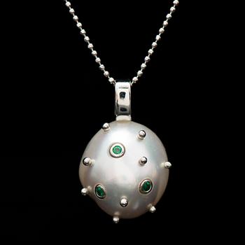 A PENDANT, mabe pearl, facetted emeralds, 18K white gold.