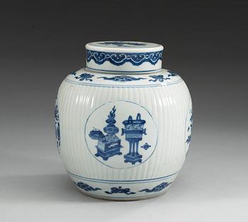 A blue and white jar with cover, Qing dynasty, Kangxi (1662-1722).