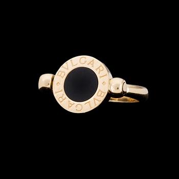 196. RING, Bulgari, guld, onyx och korall.