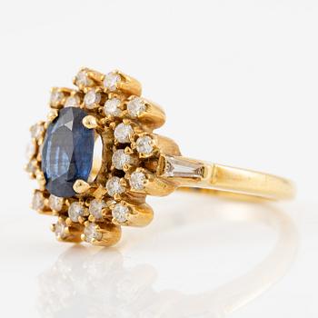 Ring, 18K guld med safir och briljantslipade diamanter.