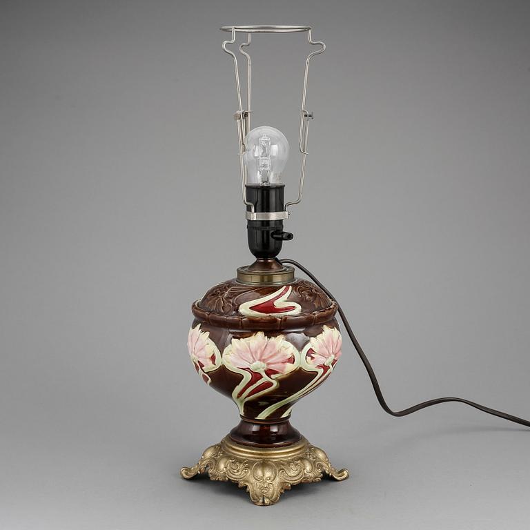 BORDSLAMPA, majolika, omkring sekelskiftet 1900.