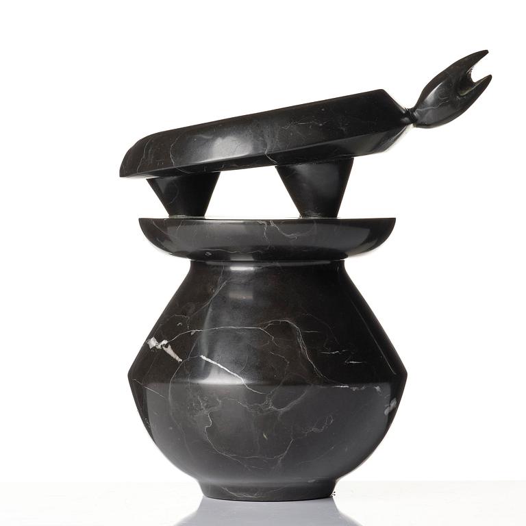 Max Ernst, "Petite torture sur socle rond".