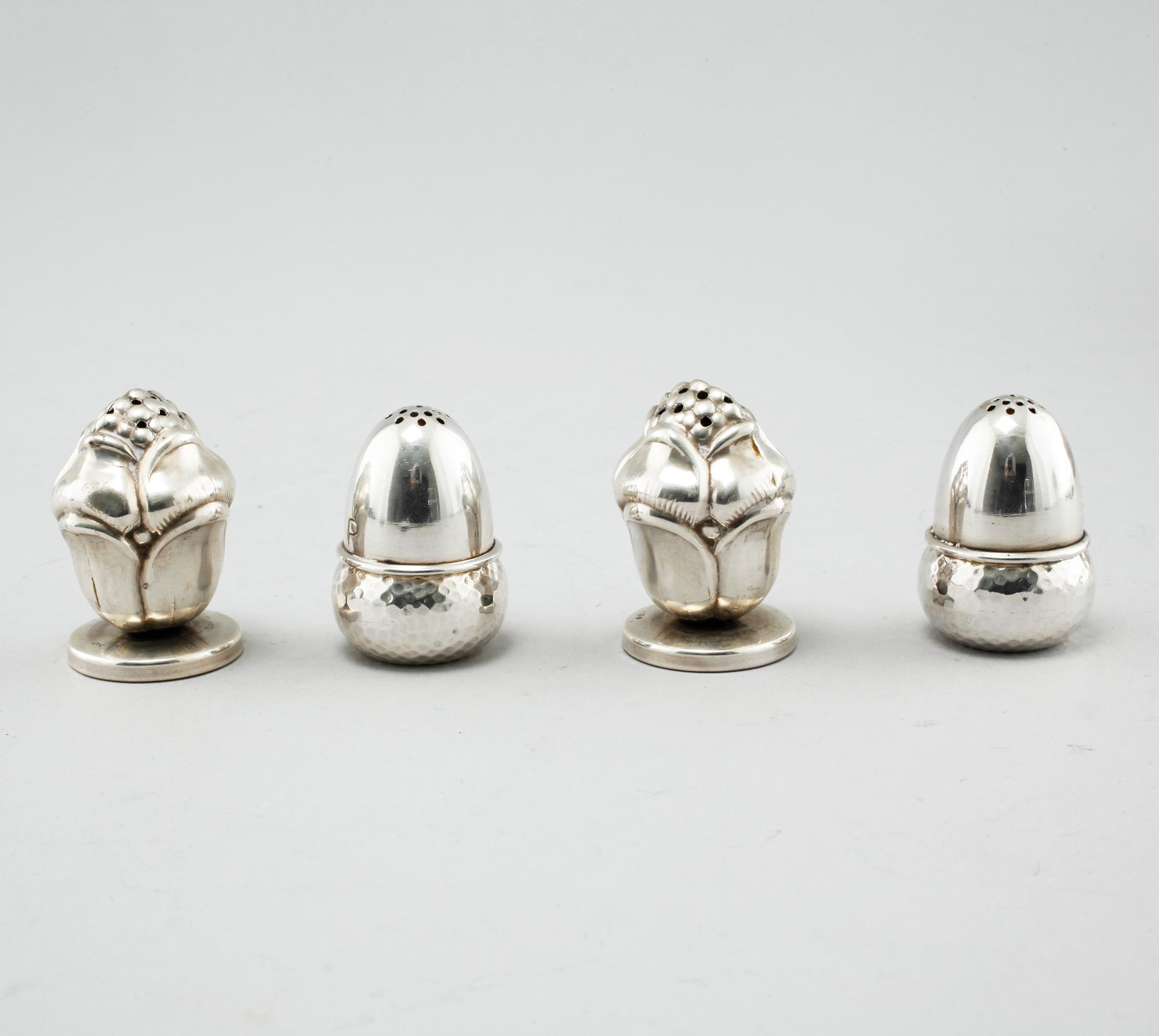 A collection of silver, 7 pcs, i.a needle dishes, 19th-20th century. Weight 335 g.