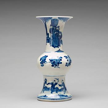 956. A blue and white vase, Qing dynasty, circa 1900.