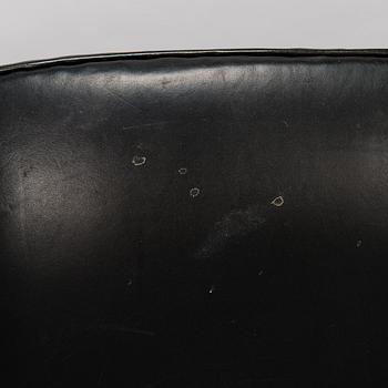 ARNE JACOBSEN, a pair of 1960s 'Swan' armchairs for Fritz Hansen.