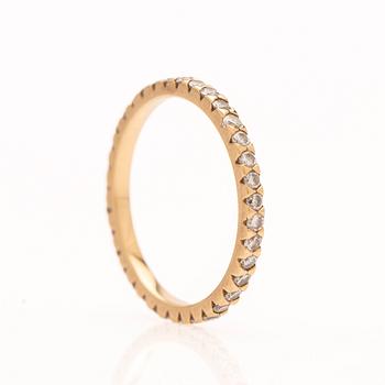 Alliansring, 18k guld med briljantslipade diamanter.