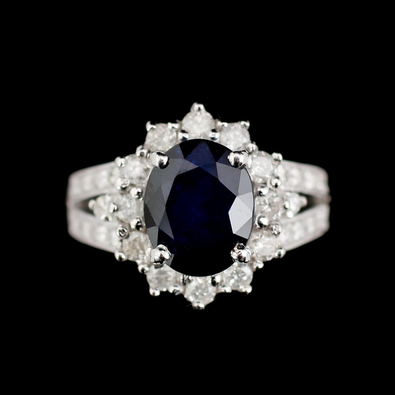 RING, 10 k vitguld, blå safir 3,15 ct, briljantslipade diamanter tot ca 0,70 ct.