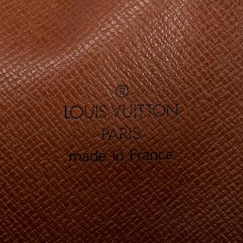 LOUIS VUITTON, a monogram canvas 'Musette' bag.