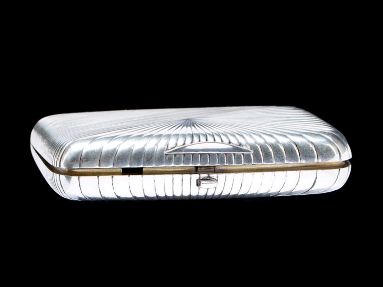 CIGARETTETUI, silver,St. Petersburg, Ryssland, sent 1800-tal, vikt 184 g.